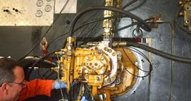 A Kedgeworth engineer carrying out the testing of a Komatsu hydraulic pump
