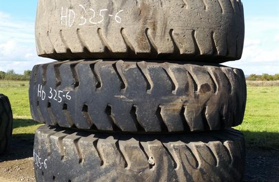 Komatsu HD325-6 Tyres