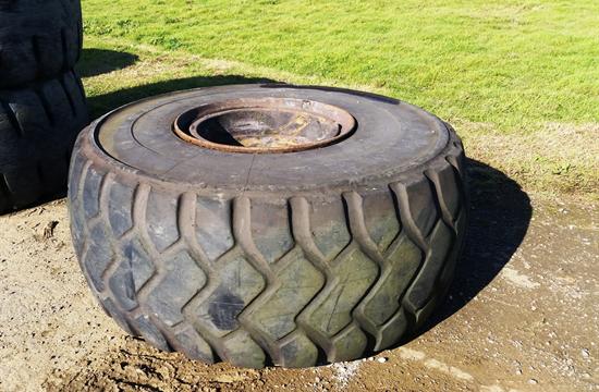 Komatsu WA500-3 Tyre