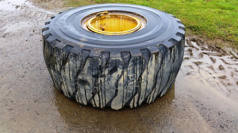 KOMATSU WA470 TYRE 26 5 X 25