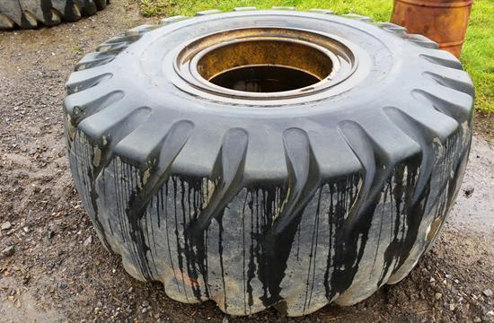 Komatsu WA500 Tyre